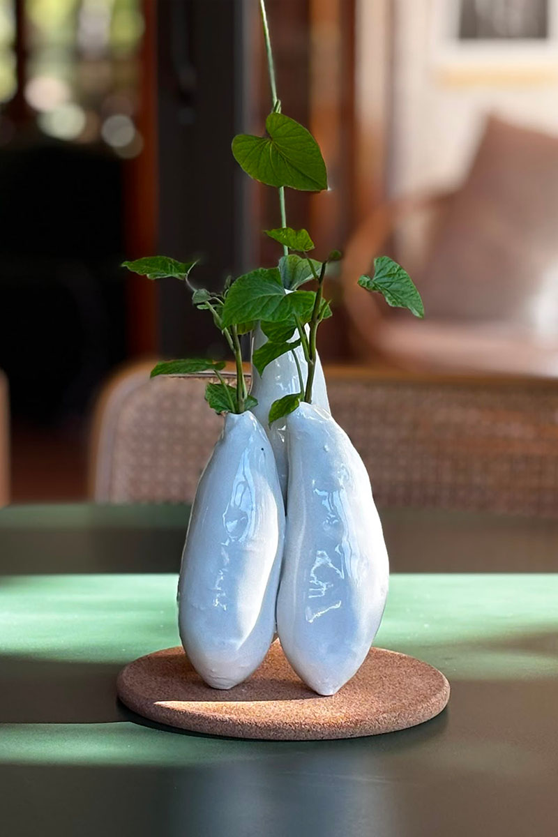 Pieza de porcelana compuesta por tres batatas terminadas en esmalte blanco brillo